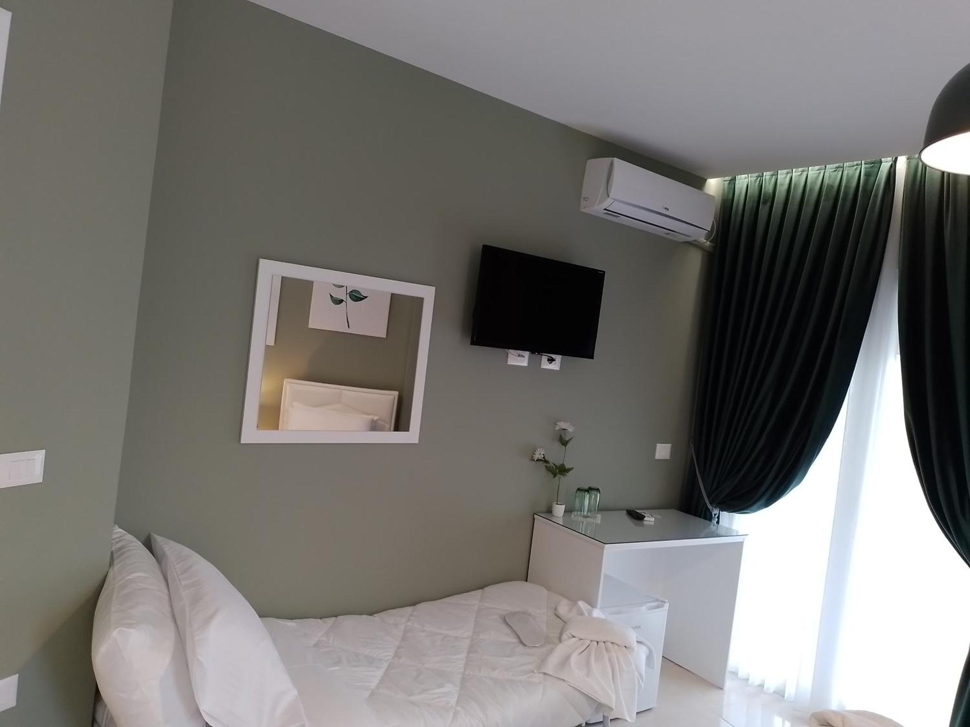 Ajilin Hotel Rooms Korce Bilik gambar